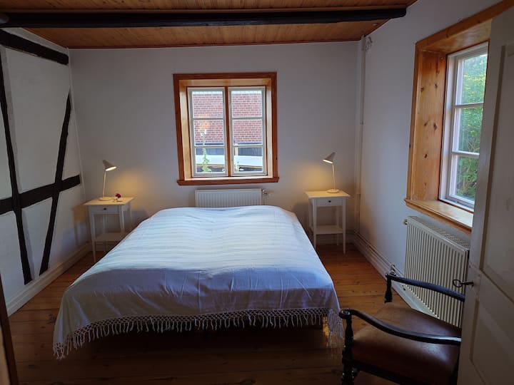 ห้องนอน 1 มีเตียง 2 เตียงที่สามารถดึงออกจากกันได้ ห้องพักมีตู้เก่าและตู้เสื้อผ้าขนาดเล็ก