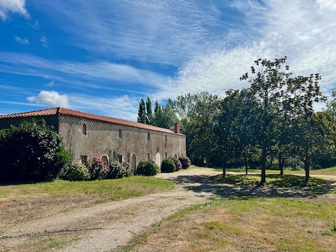 Logis de la Grossetière, 13 people, 15 min from the beaches