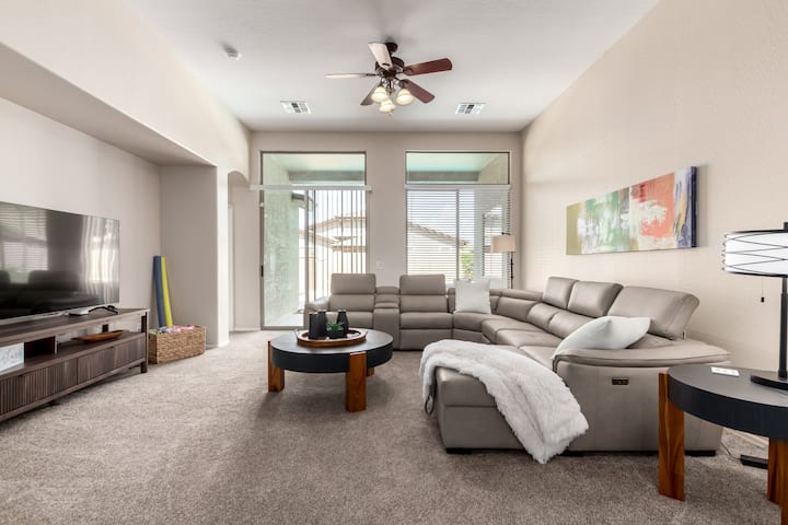 Sunset Stadium Stay!
5 Min To State Farm Stadium - Glendale, AZ