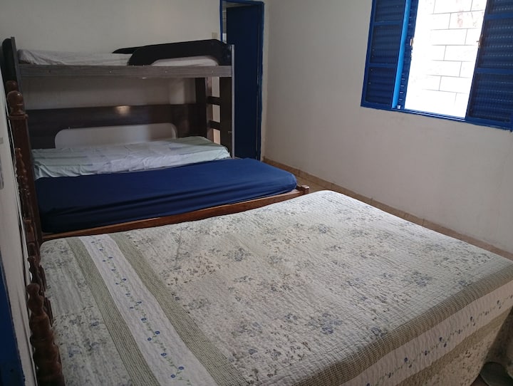 Dormitorio 1
con suite 
1 cama matrimonial
1 litera
1 cama individual