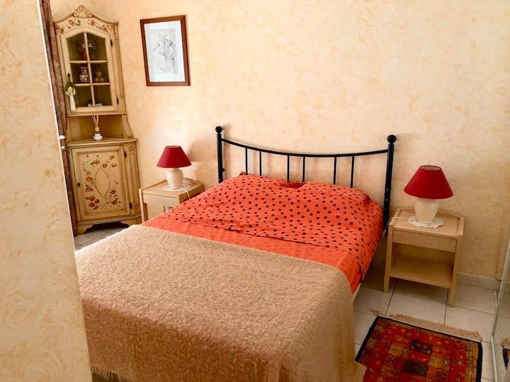 סוויטת מאסטר עם מיטה בגודל 140x200 ס"מ, חדר רחצה פרטי ושירותים פרטיים נפרדים.