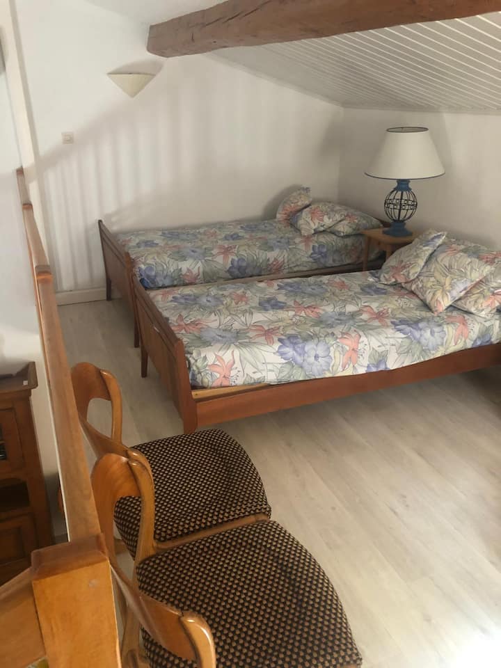 במזנין, שתי מיטות יחיד בגודל 90x190 ס"מ. המקום האהוב עליי לצפות בטלוויזיה כילד <3