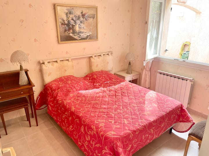 חדר מואר עם מיטה 140x200 ס"מ וחדר הלבשה גדול. חדר הרחצה נמצא ממש ליד. 