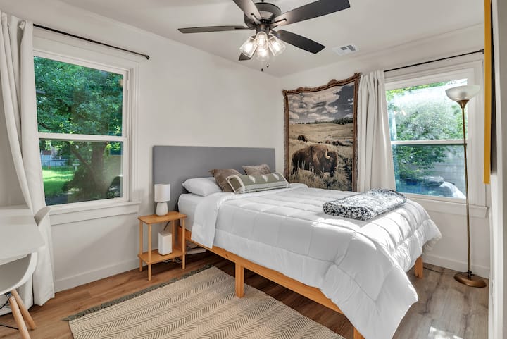 Светла, удобна соба со удобен брачен кревет (широк 150-179 см) и простор наменет за работа - совршена за деловни патувања или одмор за викенд.