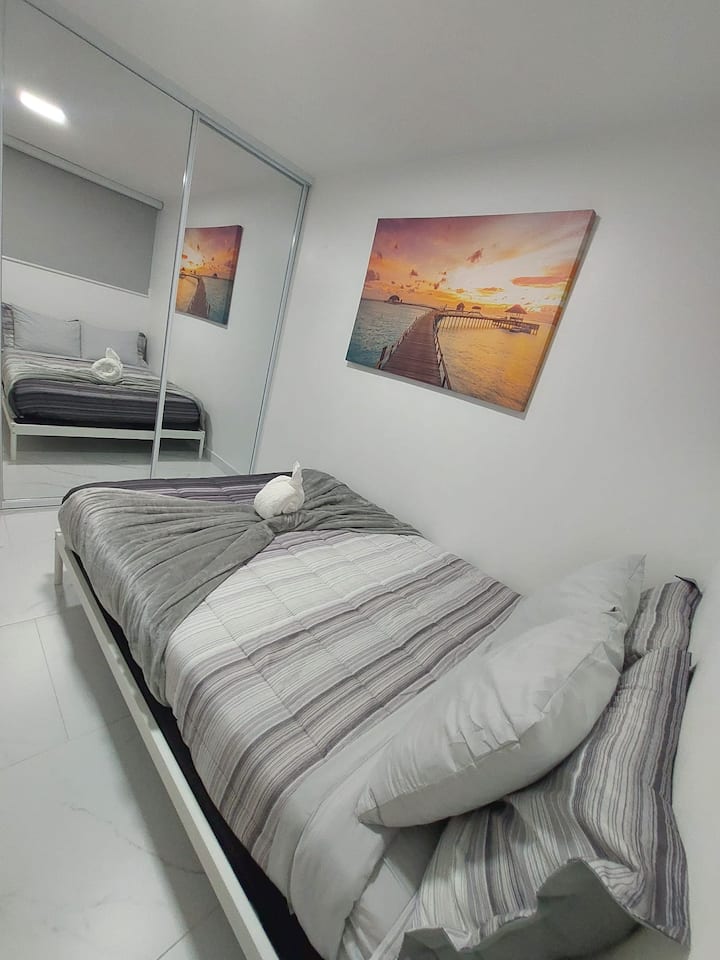 غرفة نوم للضيوف أنيقة ومريحة
غرفة عصرية مع أغطية ناعمة وألوان محايدة وإضاءة خافتة - مثالية لقضاء ليلة هادئة.