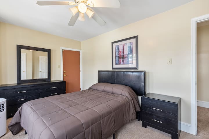 Пространа спална соба број 2 со покриен пристап до терасата.