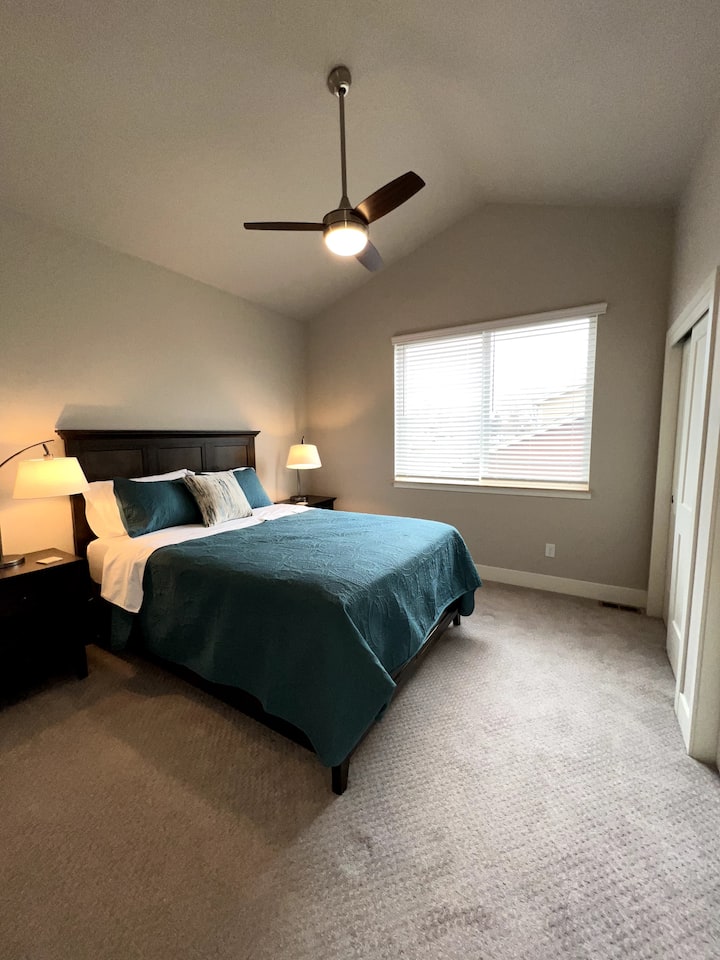 חדר שינה שני נהדר עם מיטת קווין סייז, תקרה מקומרת ומאובנית.  קולבים ומדפים בארון כפול.  חדר רחצה משותף עם חדר שינה שלישי.