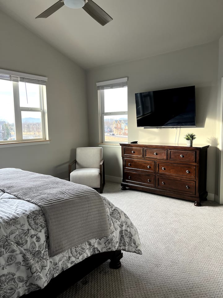 הסוויטה הראשית עם מיטת קינג סייז משקיפה על הפארק ומעבר לחלל הפתוח אל הקו היבשתי.  תקרה מקומרת עם מאוורר בשלט רחוק מגדילה את הנוחות.  הדלתות הכפולות לחדר הרחצה מוסיפות קלות ואלגנטיות.  שינה טובה.