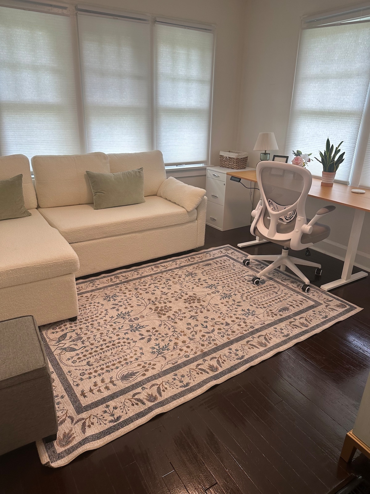 Se convierte en una cómoda cama tamaño queen. 