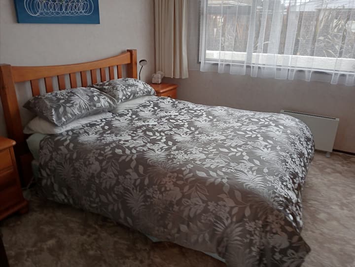 מיטת קווין סייז ומצעים.