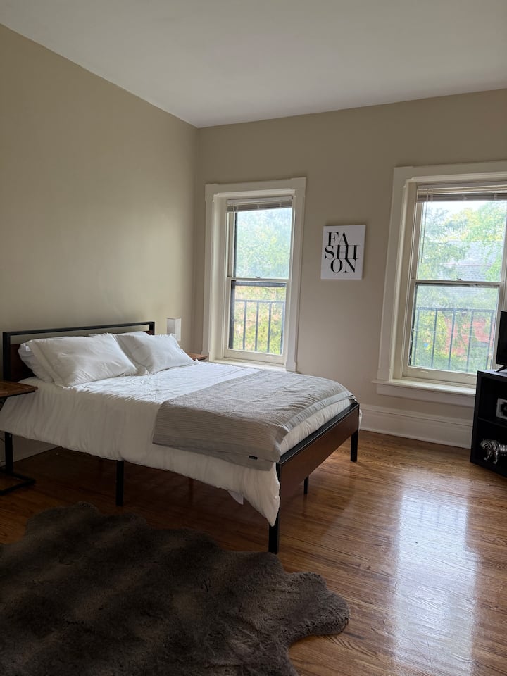 Kitanda cha Queen chenye starehe sana chenye matandiko ya kifahari, mito na Duvet
Roku TV
Wi-Fi ya Kasi ya Juu
mwonekano mzuri wa ua
