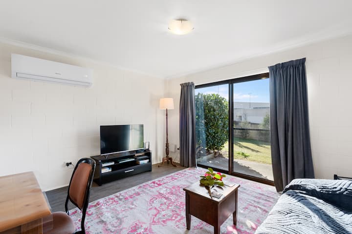 Kingston Stylish Villa-cozy Meets Convenience - Hobart