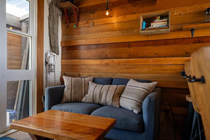 Rustic Mokau Escape With Ocean Views & Sauna - Taranaki