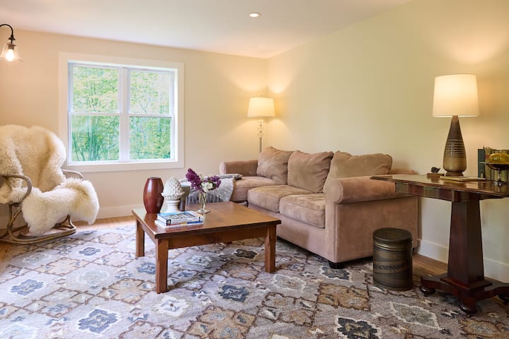 Nakon dana istraživanja planina Catskills, uživajte u raskošnim sjedećim garniturama s pogledom na prirodu.