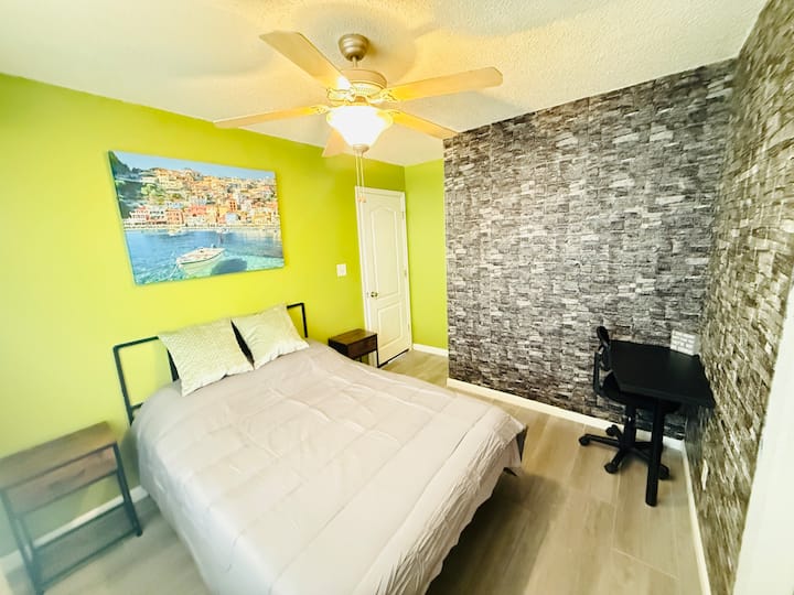Cama de tamaño completo con escritorio para ordenador