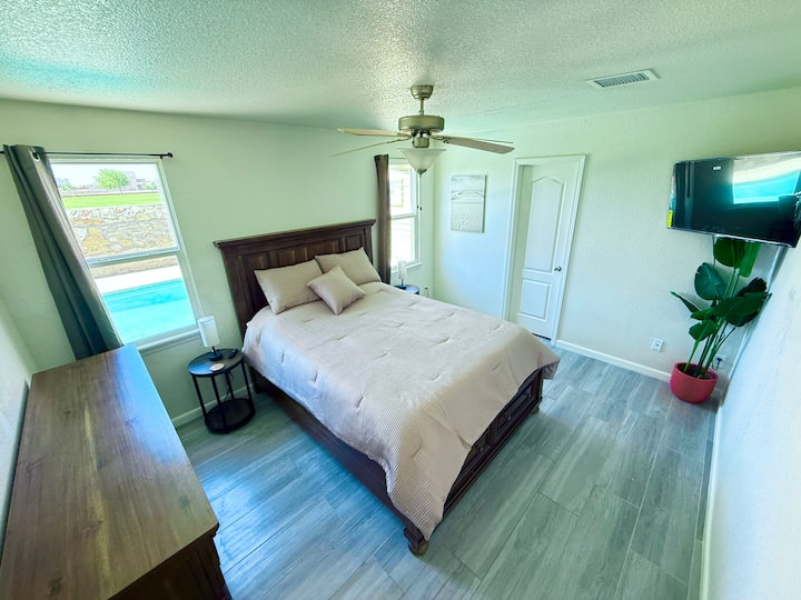 Dormitorio principal bellamente decorado con cama tamaño queen 