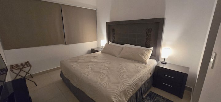 Hlavná spálňa, manželská posteľ, inteligentná TV, vstavaný šatník, kúpeľňa, klimatizácia