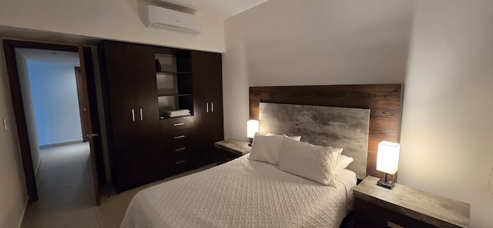 Spálňa 2: manželská posteľ, klimatizácia, spoločná kúpeľňa s toaletou so spálňou 3.