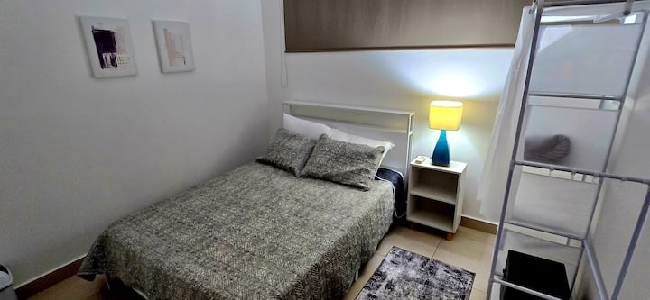 Spálňa 3: manželská posteľ, klimatizácia, spoločná kúpeľňa s toaletou so spálňou 2. 