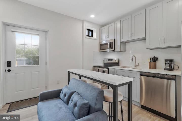 Homey 2br - Central Location! - Washington, D.C.