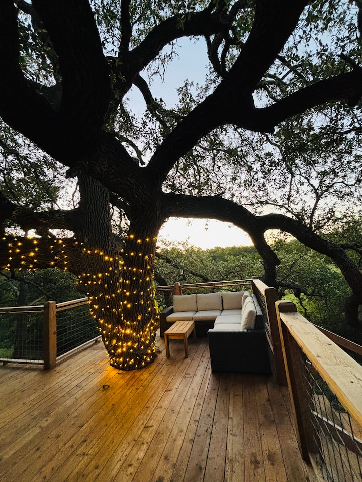 Live Oak Hideaway w/ King Bed and Splash Pond - Treehouses for