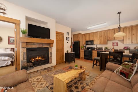 Popular Airbnb listing: Slopeside 2BR/2BA Mt Bike HotTub View Hike Lakes in Granby
