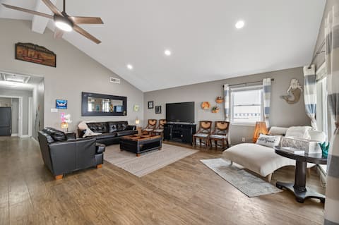 Top Airbnb: Waterfront San Luis Pass | Deck Fishing | Pets in Alvin