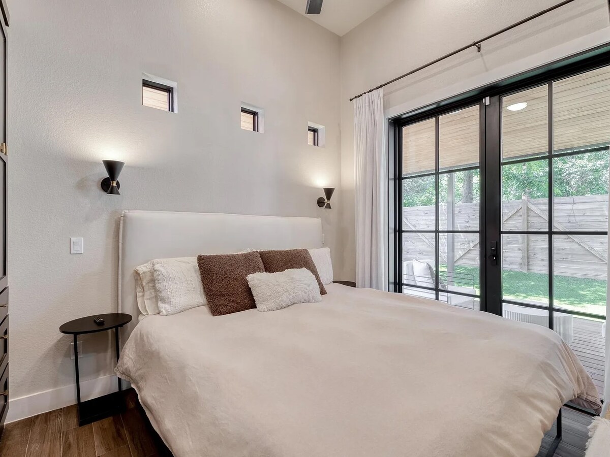 Modern Tiny Home+Rooftop | Gated