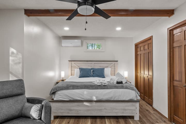 Primary Bedroom- King Bed 