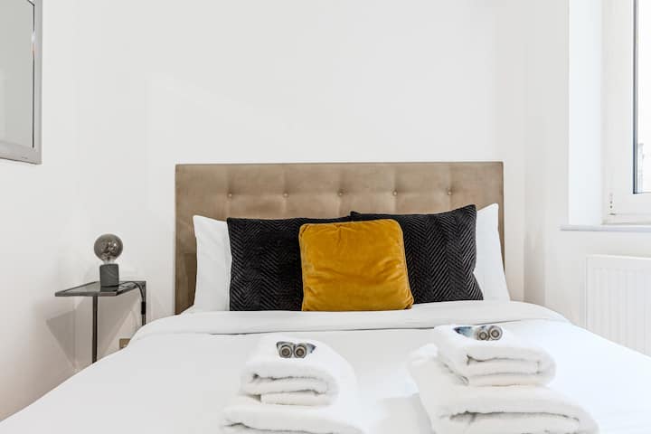 U mirnoj spavaćoj sobi nalazi se bračni krevet s čistom posteljinom hotelske kvalitete, dovoljno prostora za odlaganje stvari i televizor ravnog ekrana za opuštene večeri u krevetu.

