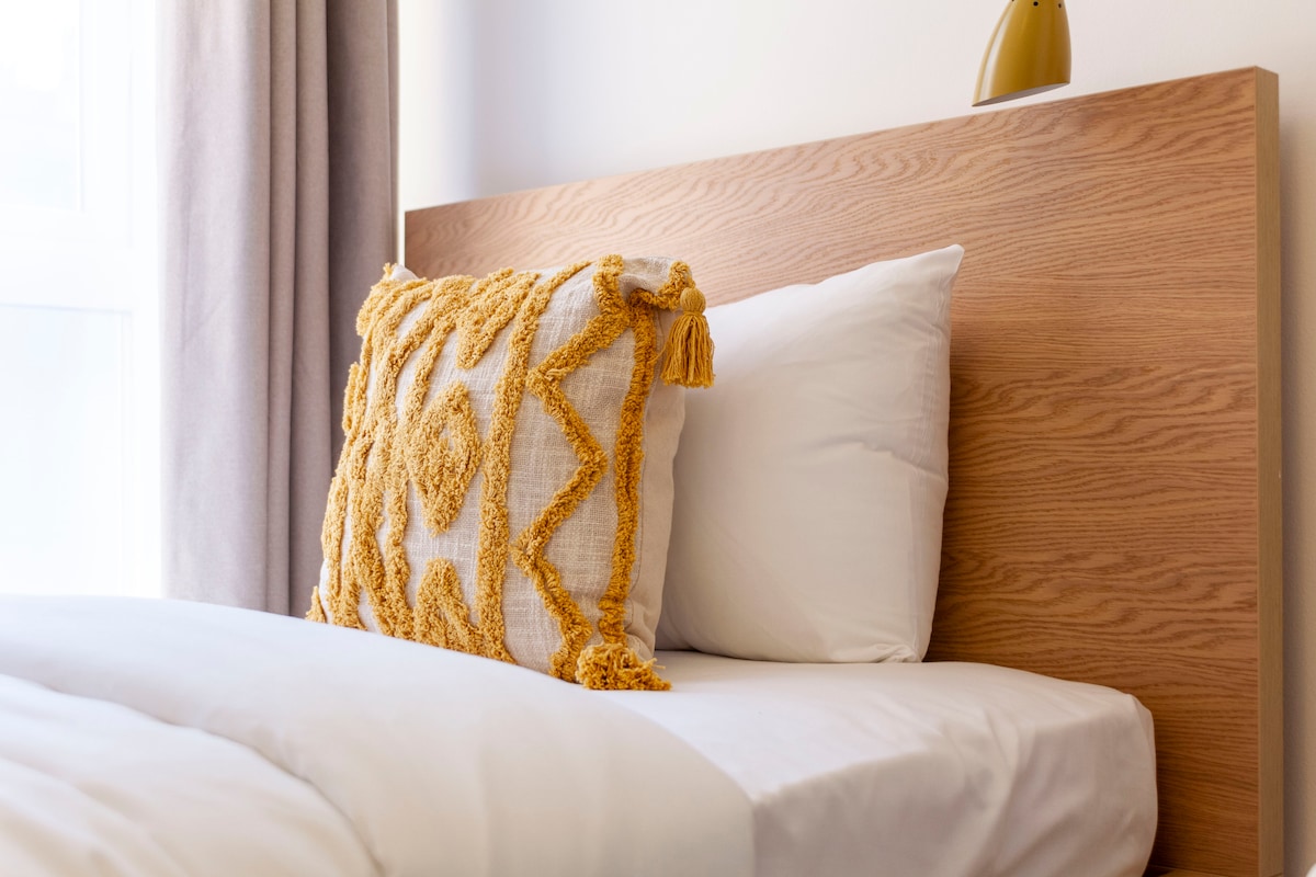 ห้องนอนเดี่ยวที่มีขนาดกะทัดรัดแต่สะดวกสบายเต็มไปด้วยแสงธรรมชาติและมีพื้นที่จัดเก็บที่พิถีพิถันและเตียงนุ่ม