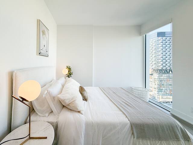 Ultra Luxury 2BR Condo Downtown TO gallery image 4