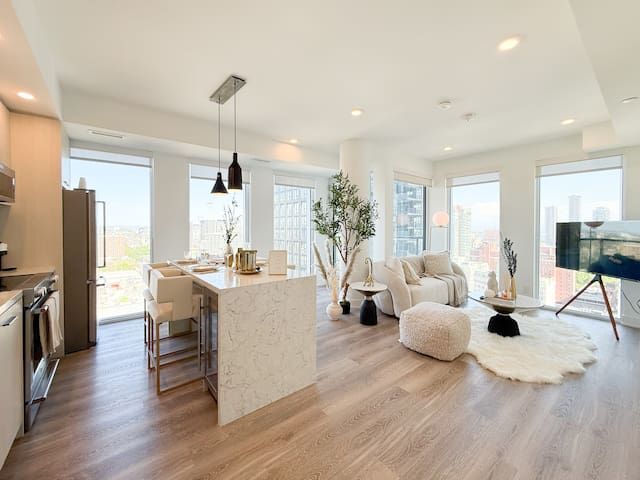 Ultra Luxury 2BR Condo Downtown TO