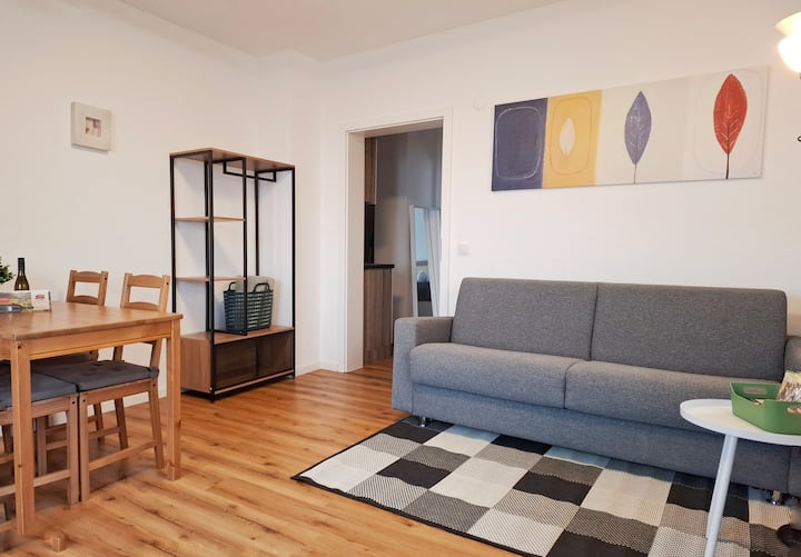 Sala de estar, comedor y zona de entrada en la villa de escapada: manejable, acogedor, muy luminoso y práctico, este apartamento es un lugar ideal para un descanso personal.