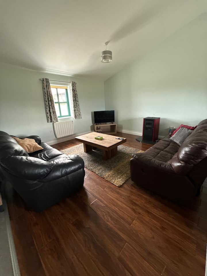 A Cosy Farmhouse In A Farmyard - Tullamore