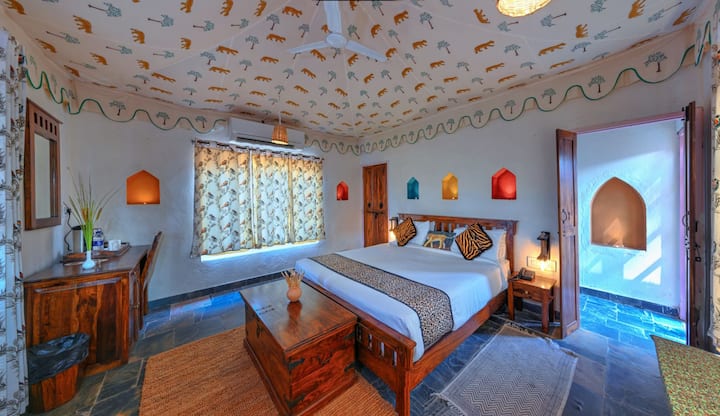 Casa de campo Bagh Serai con sala de estar VK · Retiro en el bosque de 5 acres | Casa de campo con piscina profunda