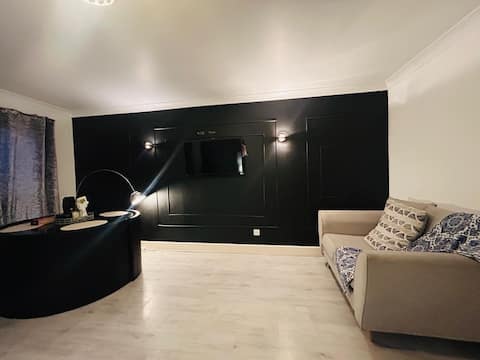 Top performing Airbnb: Modern & cozy 2 bedroom flat in Coldside