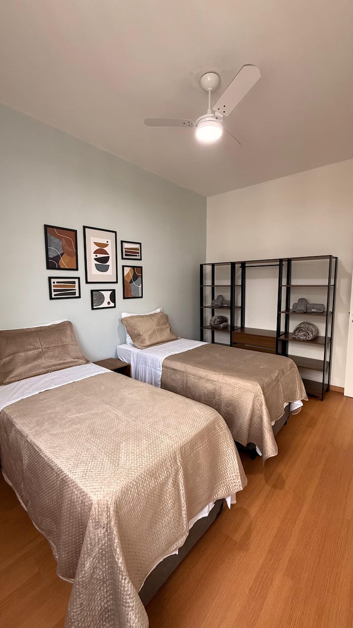 Quartier 1 : avec deux lits simples, chacun avec un lit d'appoint.