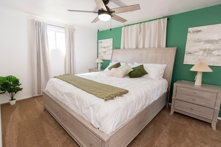 „დაისვენეთ სტილში — ჩვენს მთავარ საძინებელში არის დიდი ზომის საწოლი, რბილი თეთრეული და უშუქო ფარდები, რომ საუთ-ბენდში სტუმრობისას იდეალური დასვენება გქონდეთ“.