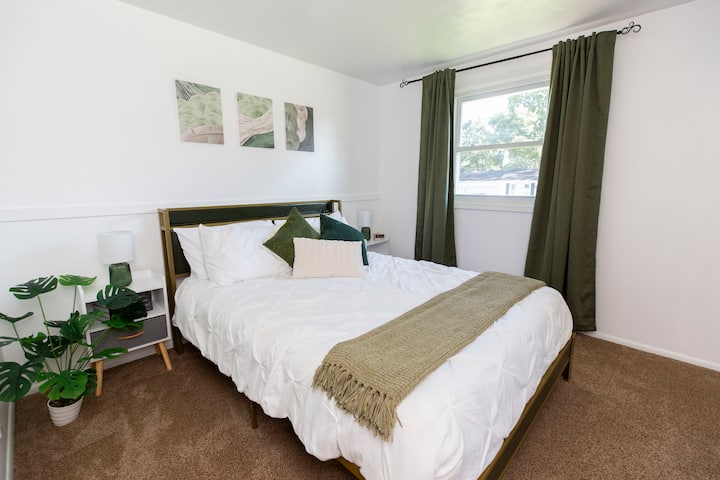 „სტუმრების მყუდრო საძინებელი რბილი თეთრეულით, დამამშვიდებელი მწვანე აქცენტებითა და ფართო სარკისებური კარადებით, ასევე, იდეალური დასვენებისთვის განკუთვნილი ფარდებით“.