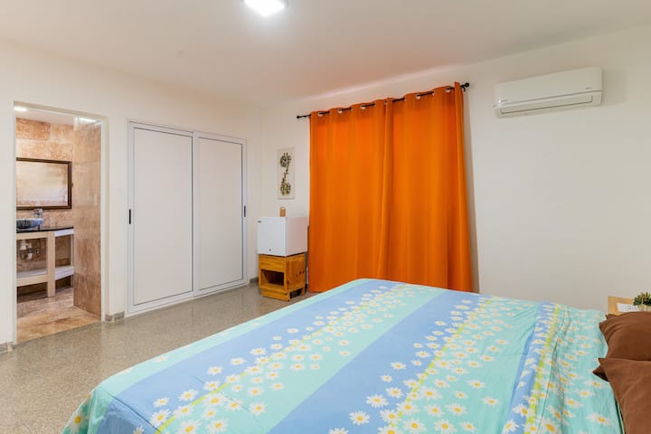 Casa En Miramar Con 8 Habitaciones Y Piscina, - Havana