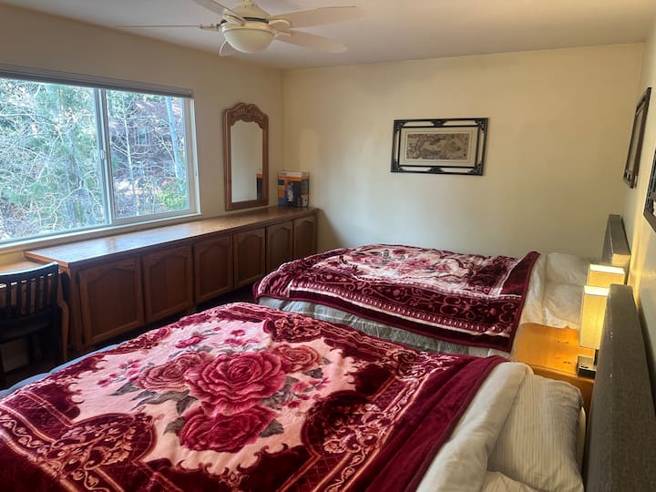 3间卧室，配备2张标准双人床和2楼壁炉 