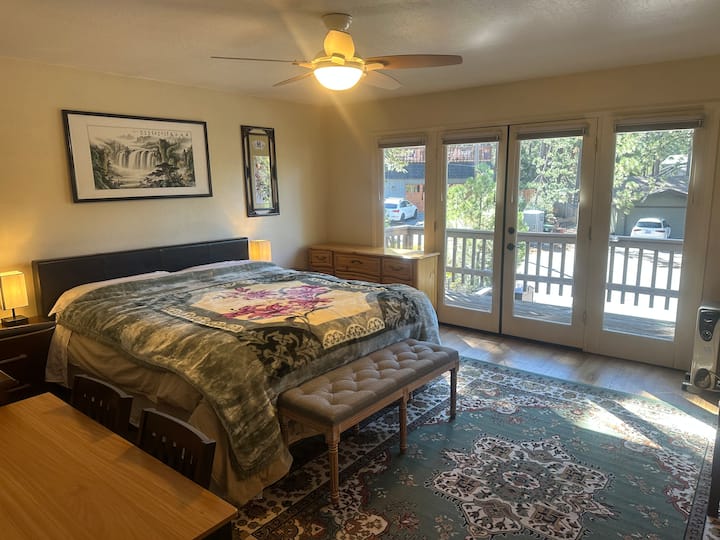 主卧配备加大双人床硬床垫和壁炉，位于二楼 