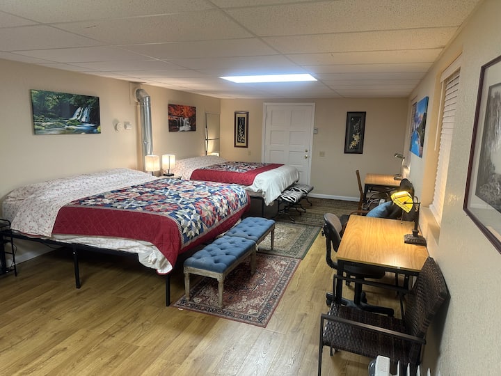 一楼有第5间卧室，配有2张特大号硬床垫 