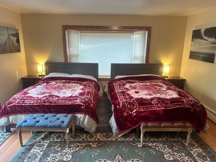 第4间卧室，配有2张标准双人床和1楼的壁炉 