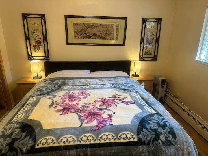 二楼的第二间卧室配有加大双人床和硬床垫 