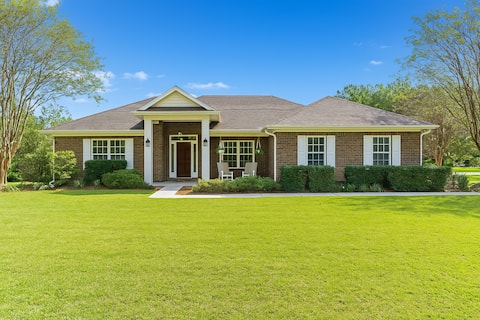 NEW | Southern Oaks Retreat | Sleeps 8 in Luxury!