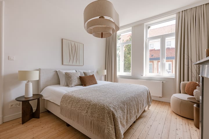 Na drugom katu nalaze se dvije spavaće sobe koje dijele elegantnu kupaonicu s tuš kabinom.  Osim toga, druga spavaća soba ima dodatni WC s umivaonikom za još veću privatnost i udobnost.