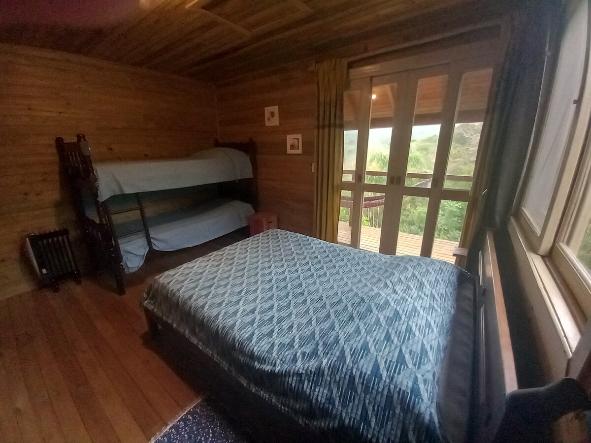 Cama de dos plazas y litera