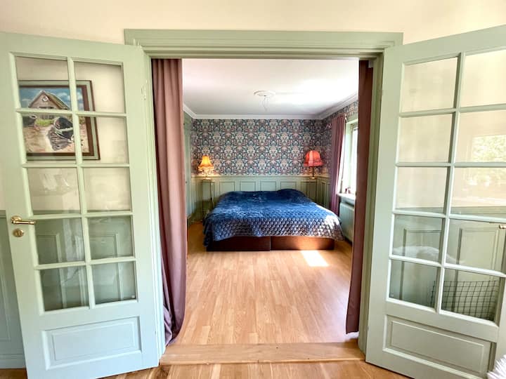 主卧，加大双人床（200x200厘米） 